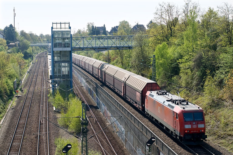 185 070 mit FZT 56165 bei km 14,0 (April 2011)