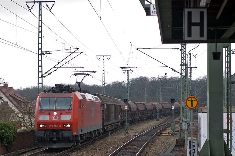 185 086 mit FE 44696 bei km 16,8 (M&auml;rz 2011)