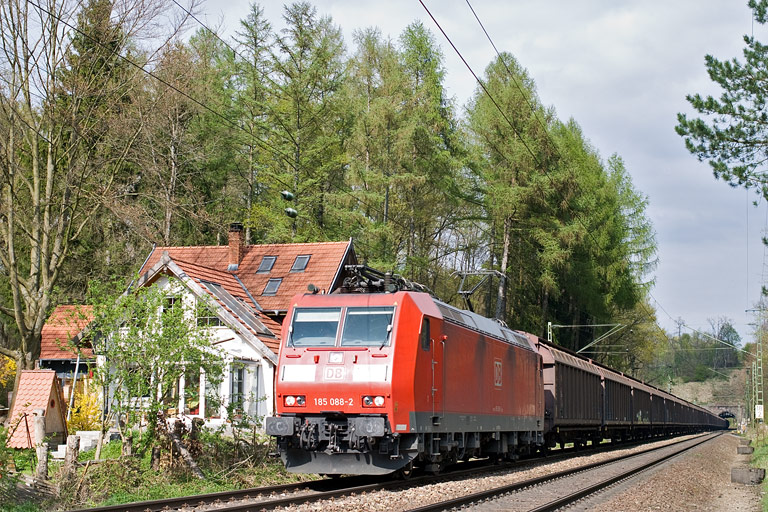 185 088 mit CS 49155 bei km 18,2 (April 2011)