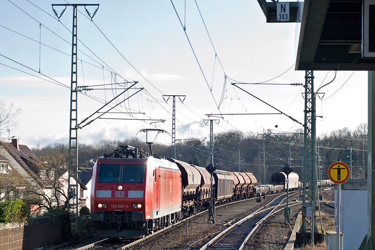 185 092 mit EZ 44696 bei km 16,8 (Dezember 2011)