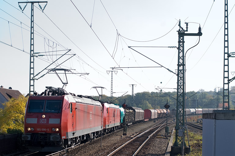 185 096 und Lok der Baureihe 185 mit FE 44696 bei km 16,8 (Oktober 2011)
