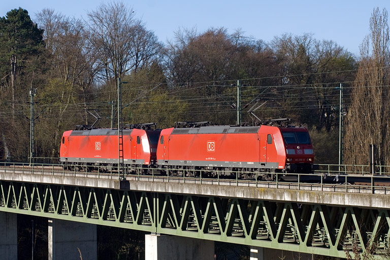 185 099 und 185 087 bei km 14,6 (April 2011)