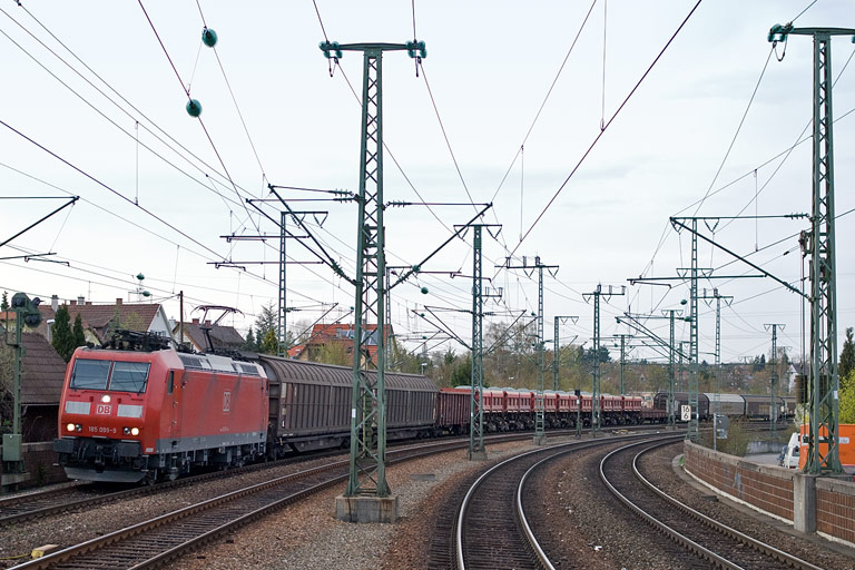 185 099 mit FZT 56185 bei km 16,6 (April 2011)