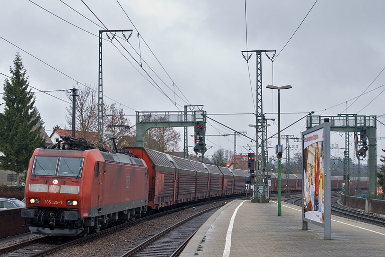 185 135 mit FZ 56165 bei km 16,8 (M&auml;rz 2011)
