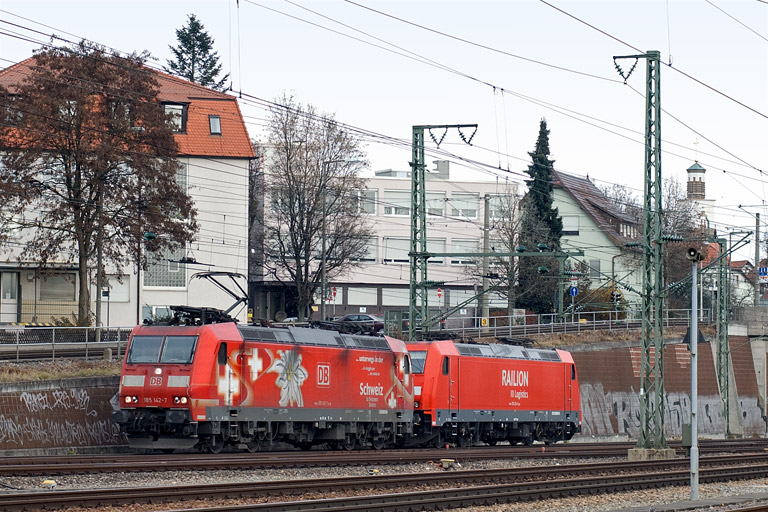 185 142 und 185 254 bei km 15,4 (November 2011)