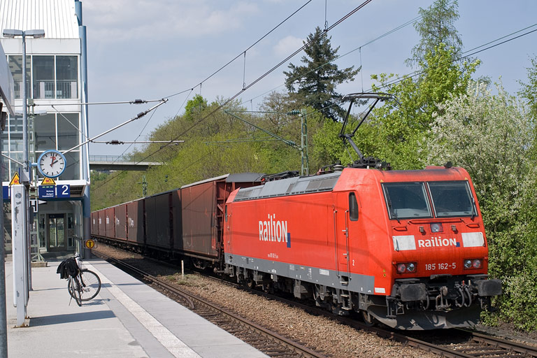185 162 mit CSQ 60080 bei km 14,0 (April 2011)