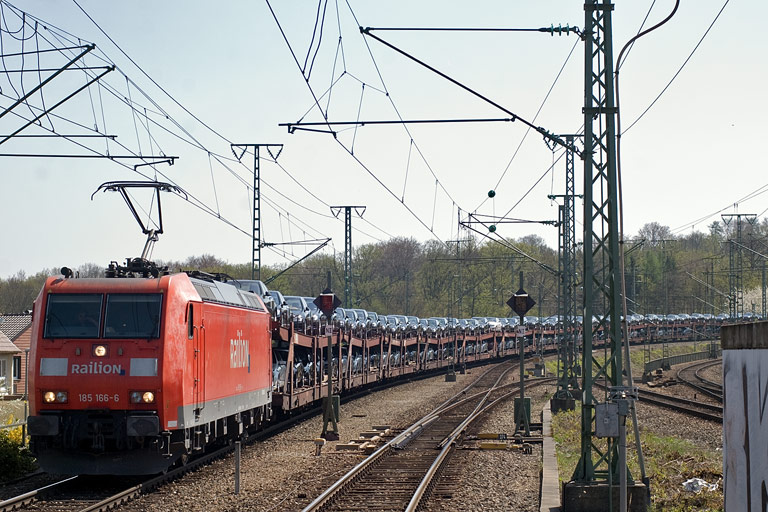 185 166 mit CFN 62707 bei km 16,8 (April 2011)