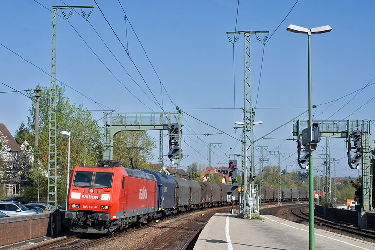 185 166 mit CS 49225 bei km 16,6 (April 2011)