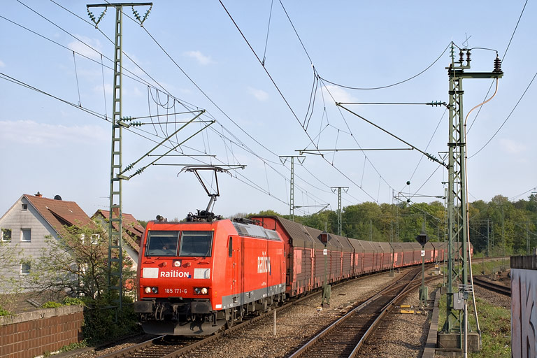 185 171 mit CSQ 60046 bei km 16,8 (April 2011)
