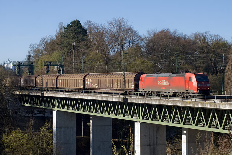 185 171 mit FE 44698 bei km 14,6 (April 2011)