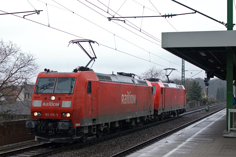 185 176 und 185 349 bei km 16,8 (M&auml;rz 2011)