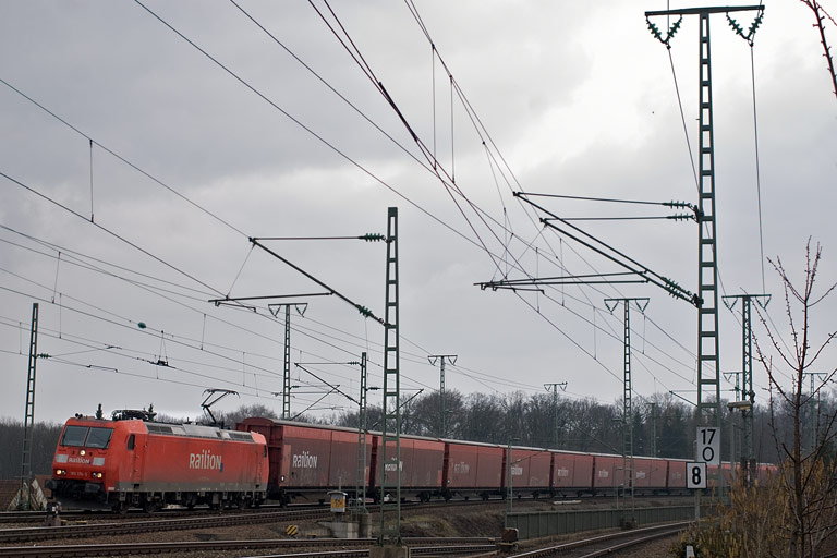 185 176 mit CFN 62530 bei km 17,0 (M&auml;rz 2011)