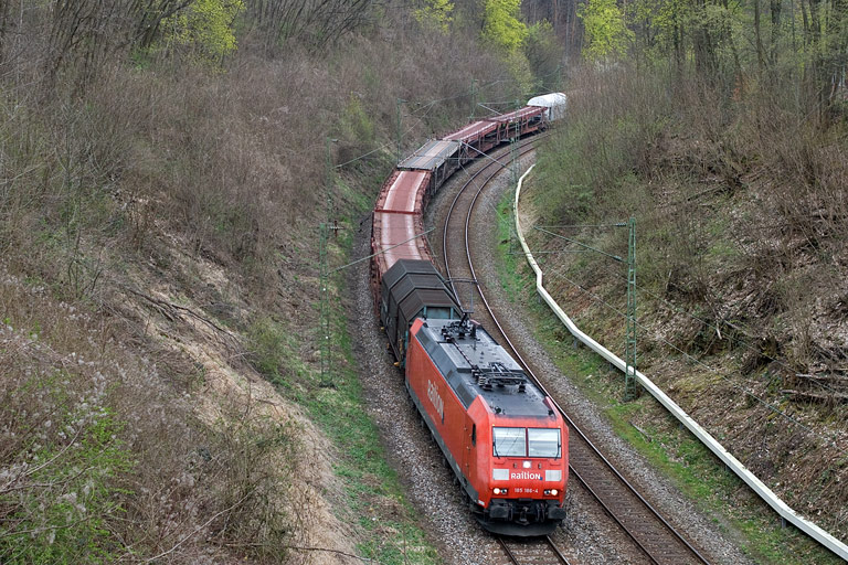 185 186 mit FZT 56173 bei km 11,0 (April 2011)