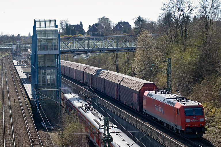 185 192 mit FZ 56165 bei km 14,0 (April 2011)