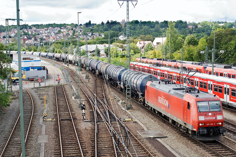 185 196 mit CFN 46990 bei km 16,0 (September 2011)