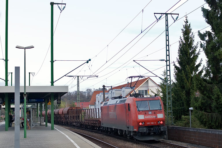 185 196 mit FZT 56185 bei km 16,8 (April 2011)