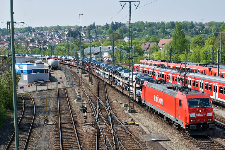 185 221 mit CSQ 60090 bei km 16,0 (April 2011)