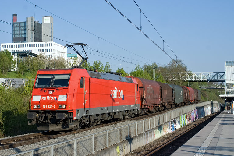 185 224 mit FZT 56171 bei km 14,2 (April 2011)