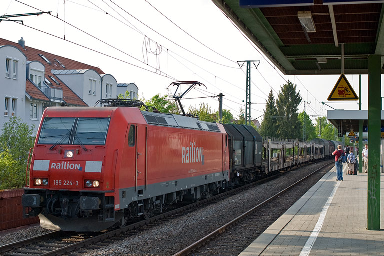185 224 mit FZT 56173 bei km 16,8 (April 2011)