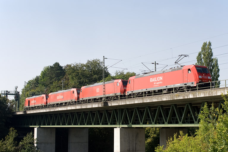 185 249, 185 049, 185 167 und 185 163 als Tfzf 67198 bei km 14,6 (August 2011)
