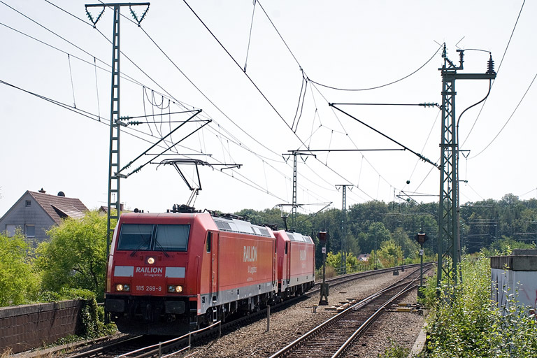 185 269 und 185 301 als Tfzf 67095 bei km 16,8 (August 2011)