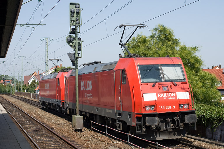 185 269 und 185 301 als Tfzf 67095 bei km 16,8 (August 2011)
