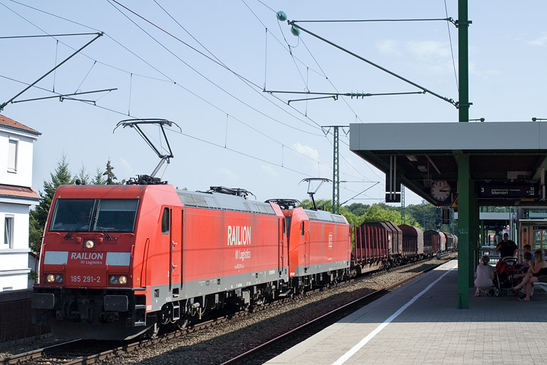 185 291 und 185 069 mit FE 44696 bei km 16,8 (August 2011)