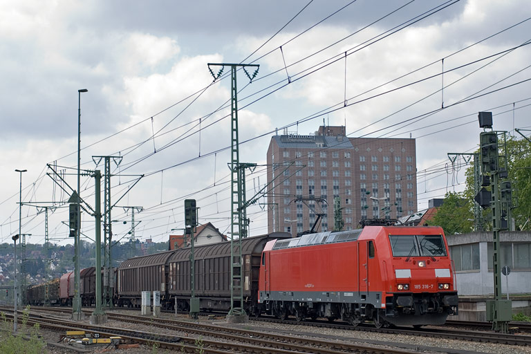 185 316 mit FE 44696 bei km 15,6 (April 2011)
