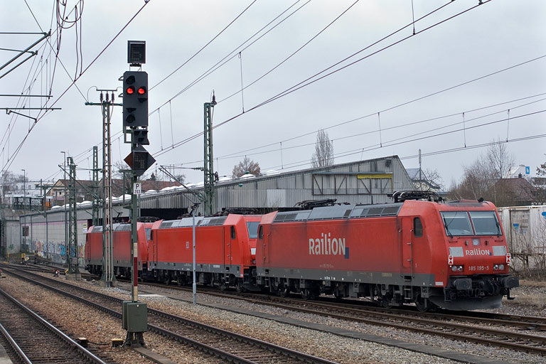 185 372, 185 350 und 185 195 bei km 15,4 (Februar 2011)