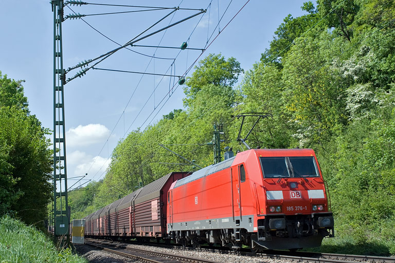 185 376 mit FZ 56165 bei km 13,0 (April 2011)