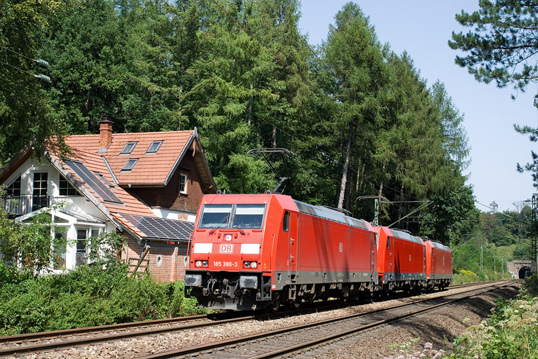 185 380, 185 390 und 185 004 bei km 18,2 (August 2011)