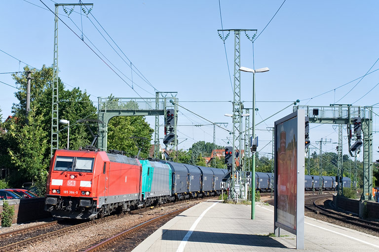 185 384 und 185 607 mit CS 49225 bei km 16,6 (Juli 2011)