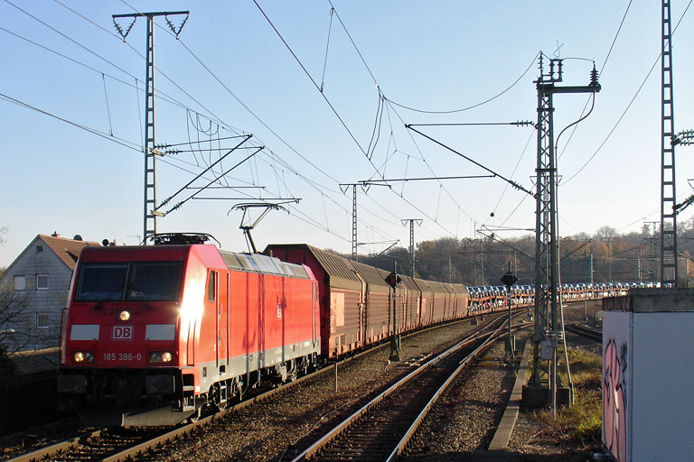 185 386 mit CSQ 60092 bei km 16,8 (November 2011)