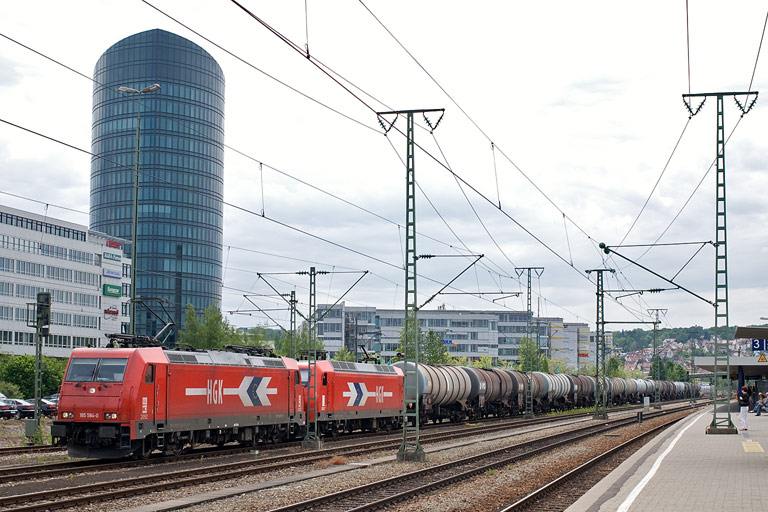 HGK 185 584 und HGK 145 Cl-011 bei km 15,6 (Mai 2011)