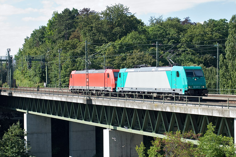 185 607 und 185 384 bei km 14,6 (Juli 2011)