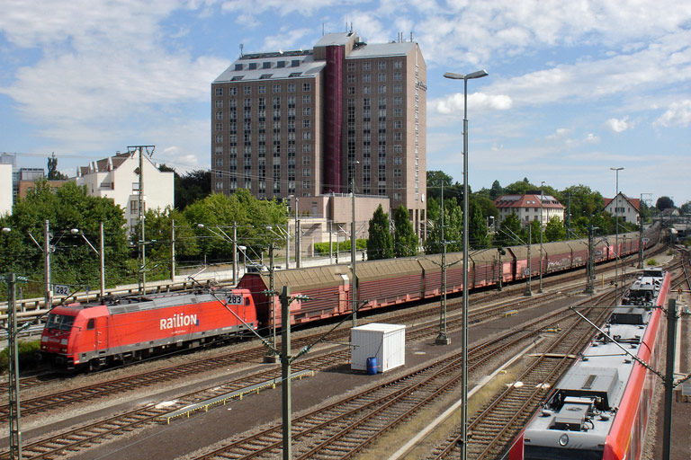 Lok der Baureihe 185 mit FZ 56165 bei km 15,8 (Juli 2011)