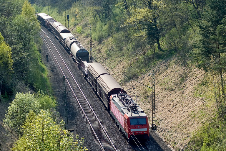 189 018 mit FE 44695 bei km 20,4 (April 2011)
