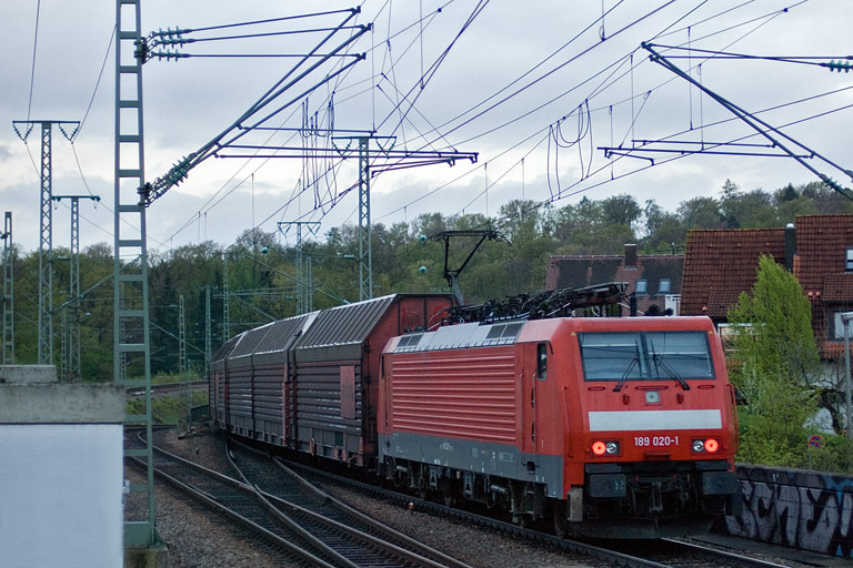 189 020 mit FZT 56181 bei km 16,8 (April 2011)