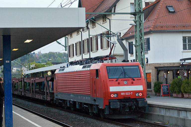 189 022 mit FZT 56181 bei km 15,6 (April 2011)