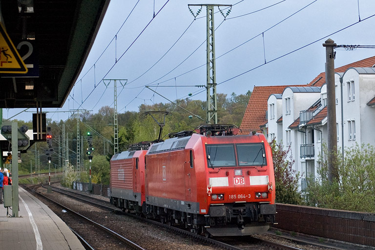 189 061 und 185 064 bei km 16,8 (April 2011)