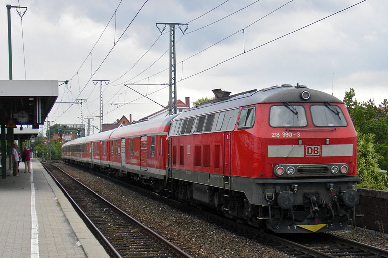 218 390 mit RE 10051 bei km 16,8 (Juli 2011)