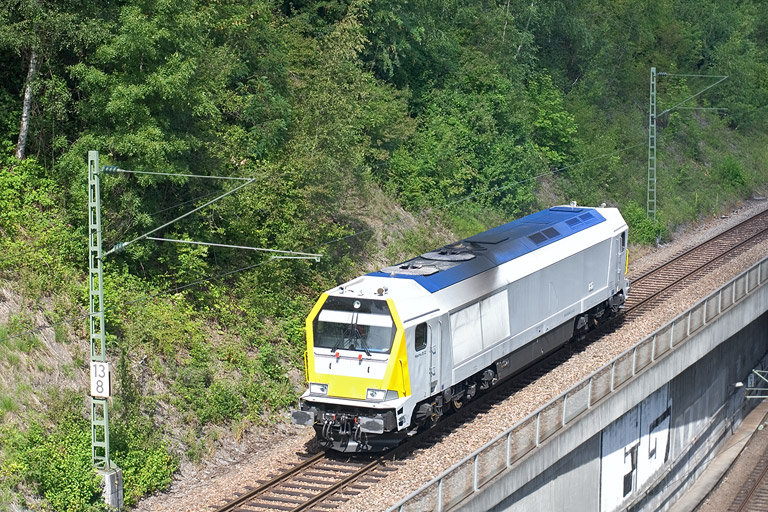 263 005 als Tfzf 94430 bei km 13,8 (Juli 2011)