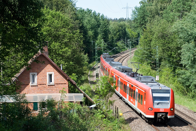 426 509 und Baureihe 425 als RE 81424 bei km 19,2 (Mai 2011)