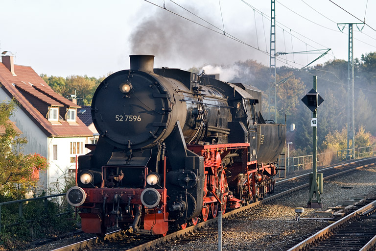 52 7596 als Tfzf(D) 98230 bei km 16,8 (Oktober 2011)