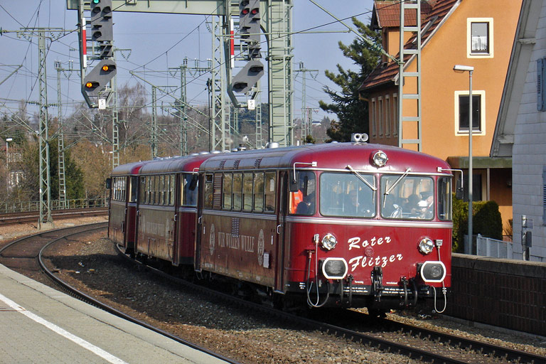 798 469, 998 554 und 998 417 als DPE 81499 bei km 16,6 (M&auml;rz 2011)