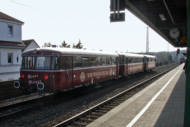 798 469, 998 554 und 998 417 als DPE 81499 bei km 16,6 (M&auml;rz 2011)