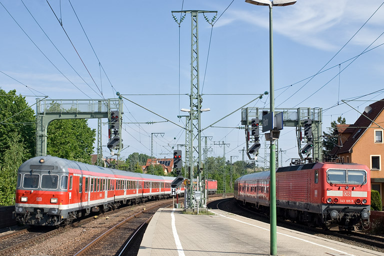 D 1583 und 143 105 mit RE 19038 bei km 16,6 (Mai 2011)