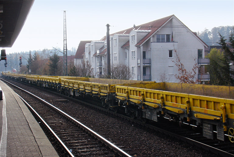 588 001 (Gmeinder D180BB) mit Dbz-D 94721 bei km 16,8 (November 2011)