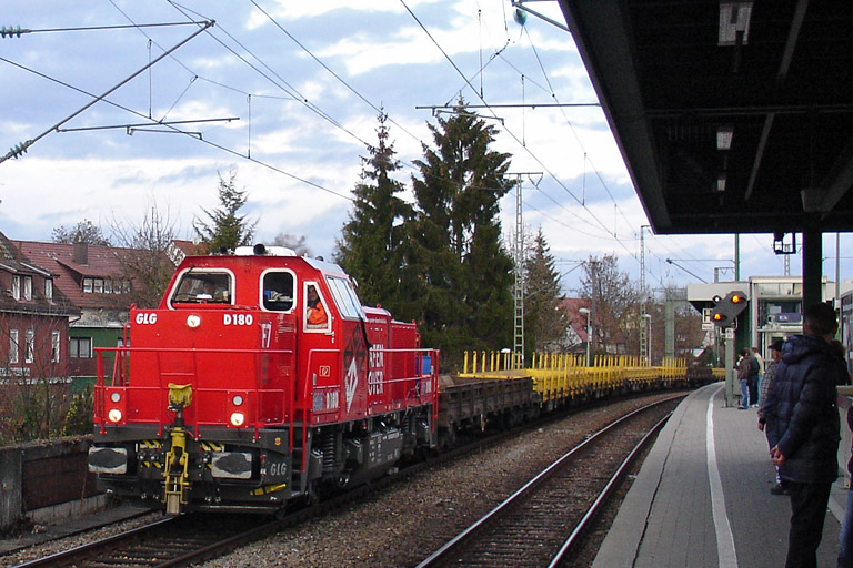 588 001 (Gmeinder D180BB) mit Dbz-D 94732 bei km 16,8 (Dezember 2011)