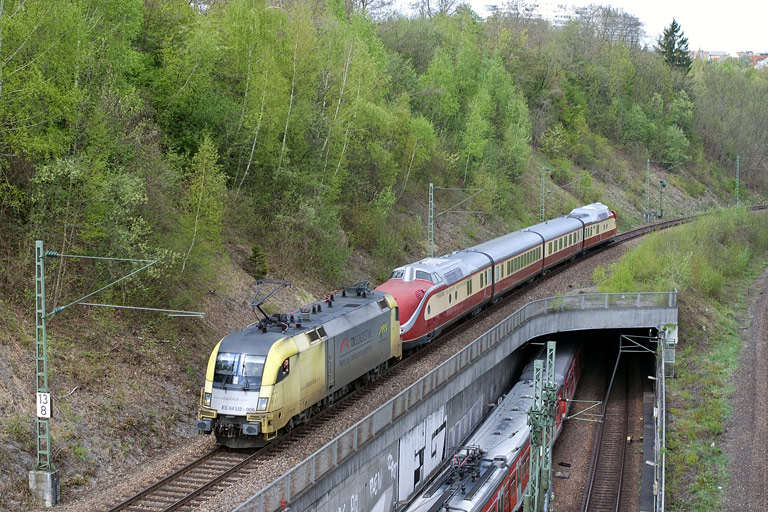 ES 64 U2-006, VT 11 5008, VM 11 5203, VM 11 5122 und 602 003 bei km 13,8 (April 2011)